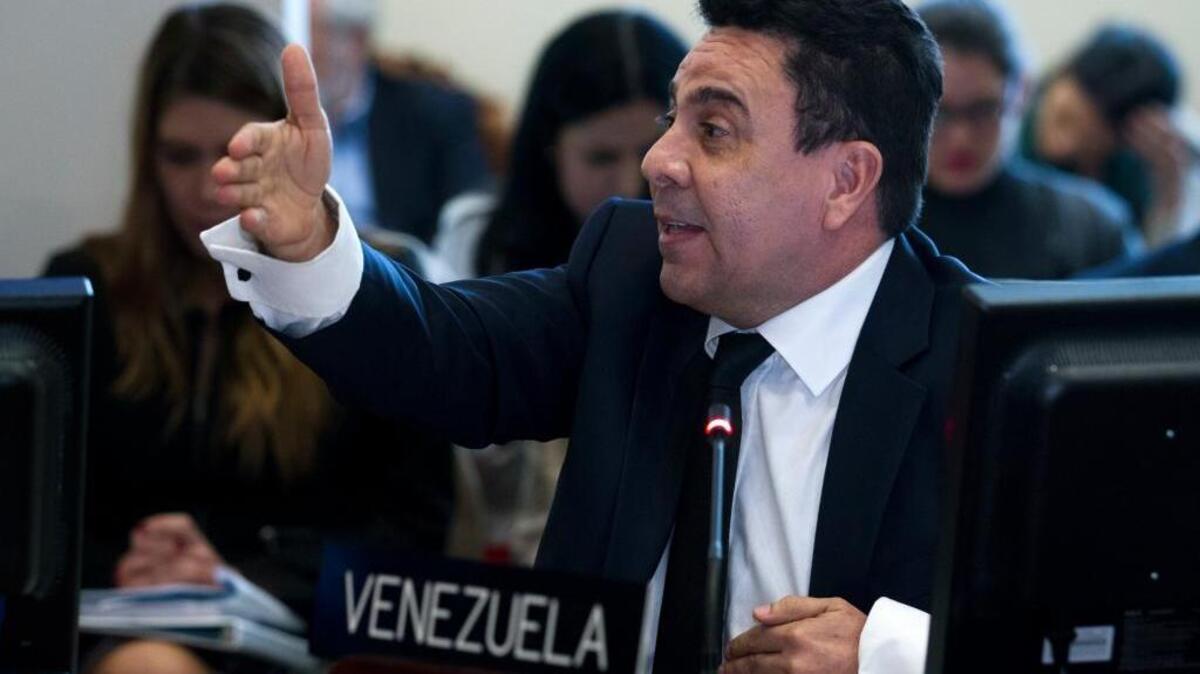 El embajador de Venezuela en la Organización de Estados Americanos (OEA), Samuel Moncada habla durante una sesión del Consejo Permanente de la OEA en Washington, el 3 de abril.