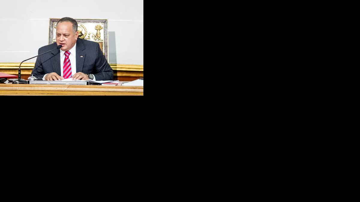 
El presidente de la Asamblea Nacional de Venezuela (AN) Diosdado Cabello habla durante la juramentación de la directiva del organismo el lunes 5 de enero de 2015, en el hemiciclo de la Asamblea, en la ciudad de Caracas (Venezuela). La mayoría chavista de la Asamblea Nacional (AN, unicameral) reeligió hoy a Diosdado Cabello al frente del Legislativo, ahora para el periodo 2015-2016, y cambió las dos vicepresidencias, que quedaron en poder de los diputados también oficialistas Elvis Amoroso y Tania Díaz. Al frente del Parlamento continuará por cuarto año consecutivo el militar retirado, que juró su cargo, entre otros, por el presidente fallecido y líder bolivariano Hugo Chávez (1998-2013) y aseguró que "jamás fallará" al pueblo.
