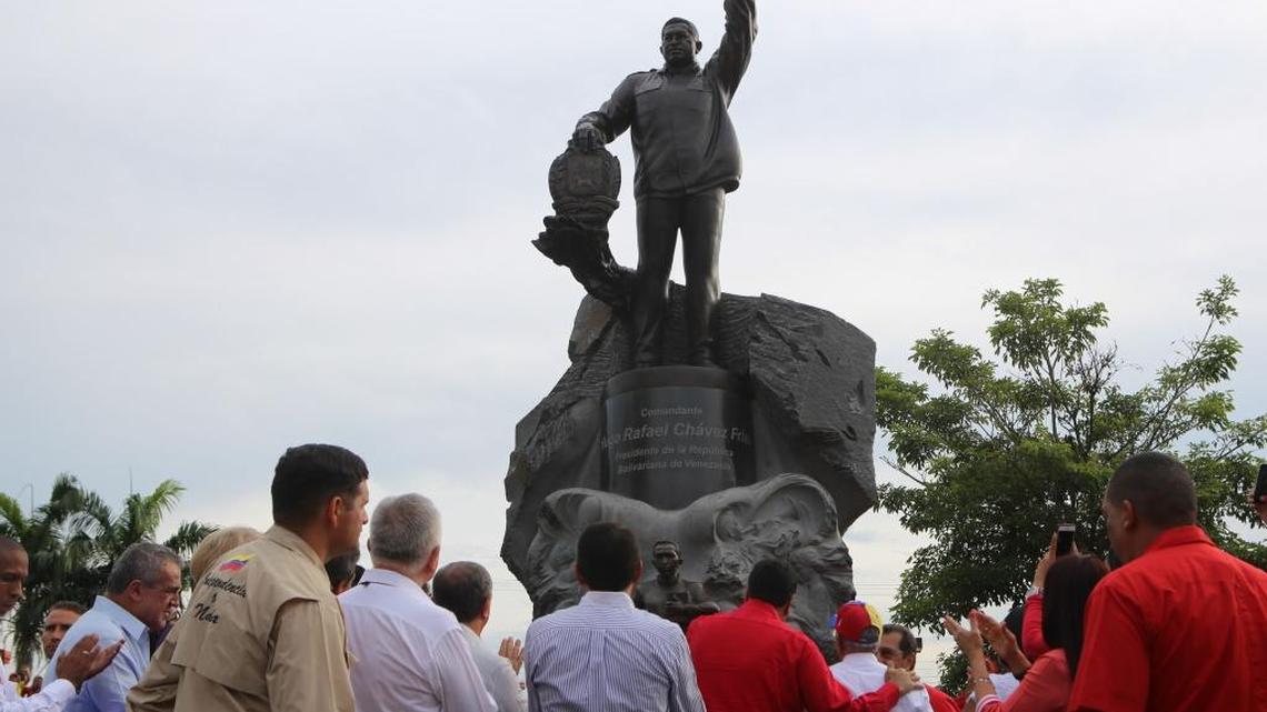 El presidente venezolano, Nicolás Maduro (c), en un acto para desvelar una estatua del fallecido líder Hugo Chávez hoy, 7 de octubre de 2016, en Sabaneta (Venezuela).