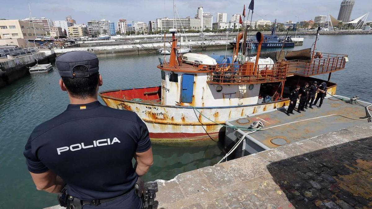 El pesquero venezolano interceptado por el buque "Petrel" con 2,500 kilos de cocaína a bordo en aguas de Martinica, el departamento francés situado en el Caribe, atracado el lunes en el Base Naval en Las Palmas de Gran Canaria a donde fue llevado para descargar la droga.