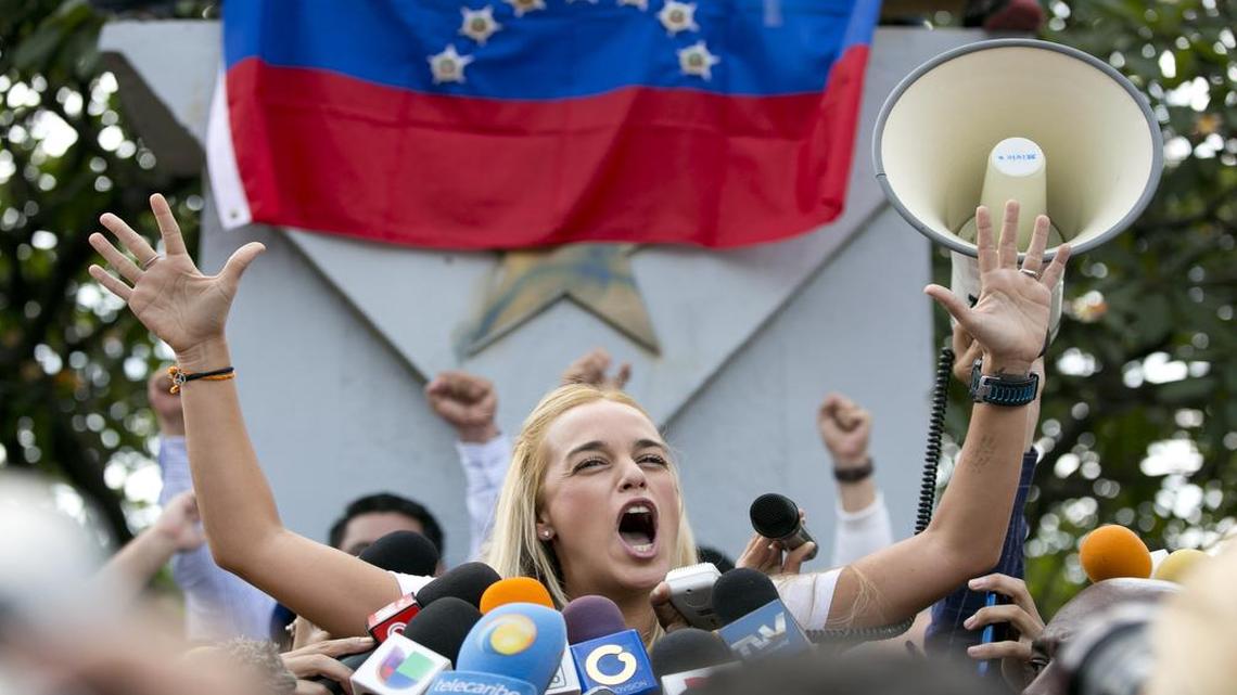
Lilian Tintori, esposa del encarcelado líder opositor Leopoldo López, habla con sus seguidores el viernes en Caracas.


