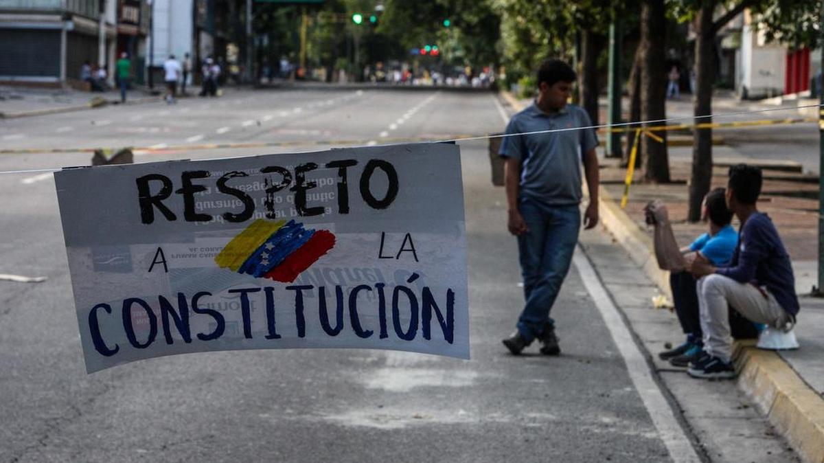 Manifestantes opositores cortan vías el martes 4 de julio de 2017, en Caracas (Venezuela).