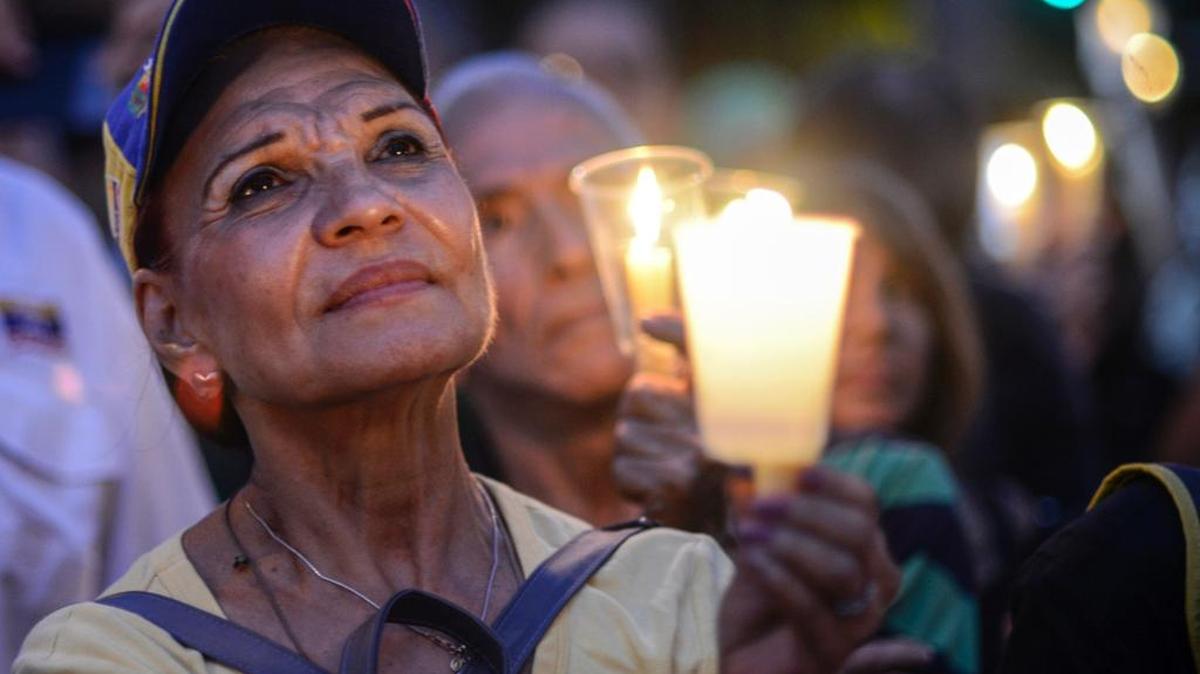 Vigilia de protesta por la muerte de 43 personas en enfrentamientos con la policía durante semanas de manifestaciones contra el gobierno del presidente venezolano Nicolás Maduro, en Caracas el 17 de mayo de 2017.