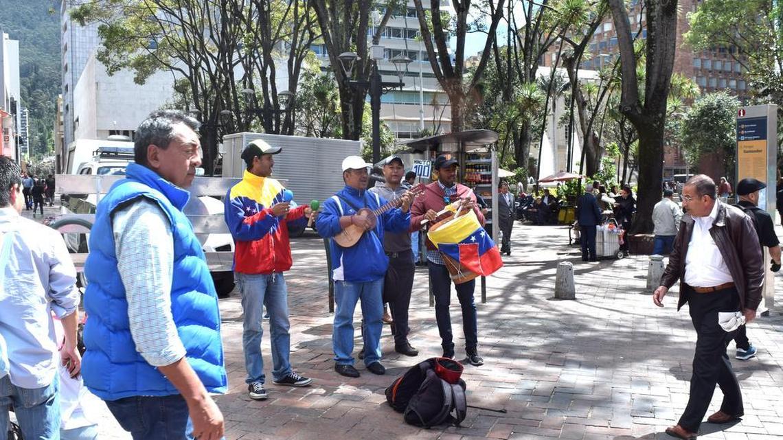 Un grupo de música tradicional venezolana toca en una calle de Bogotá, Colombia. La cantidad de venezolanos en Colombia ha aumentado siete veces tras el colapso económico de ese país.