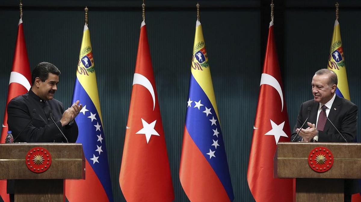 .- Imagen cedida por la oficina de prensa de la Presidencia turca del presidente venezolano Nicolás Maduro (izda) junto al presidente turco Recep Tayyip Erdogan, durante la rueda de prensa conjunta ofrecida tras la reunión mantenida en el Palacio Presidencial de Ankara, Turquía, el 6 de octubre del 2017.