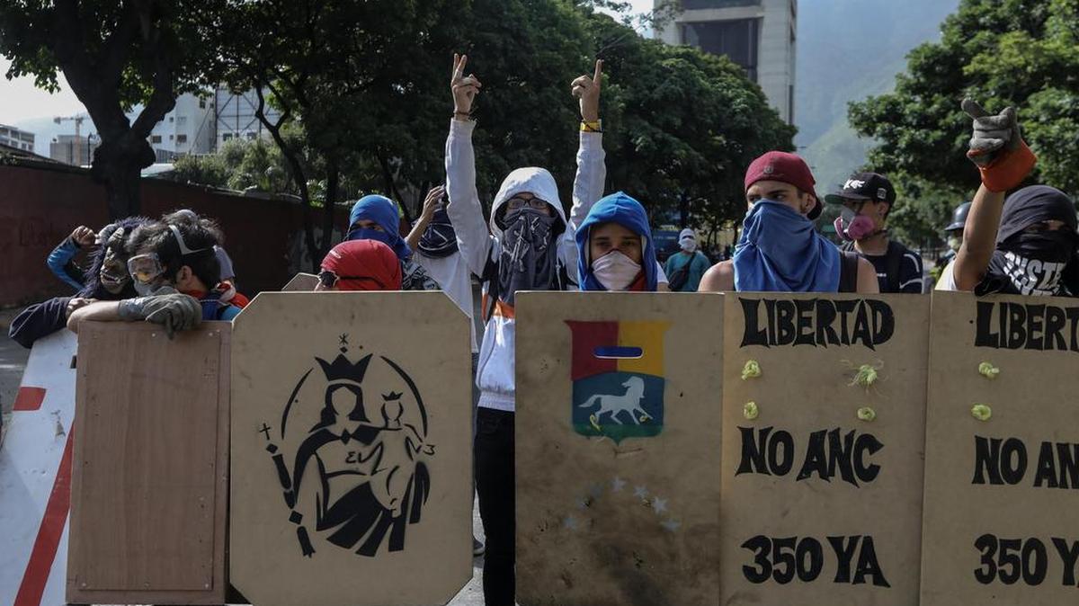 Opositores venezolanos participan en una protesta el lunes 10 de julio de 2017, en Caracas (Venezuela).