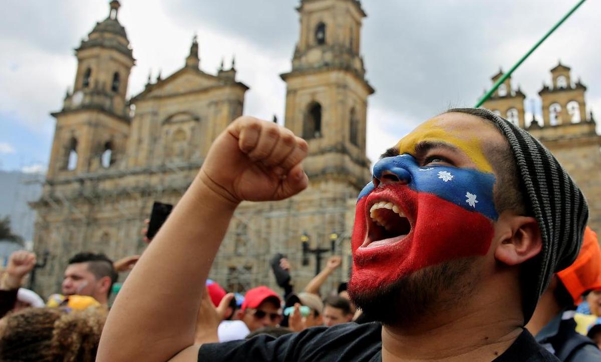 Un venezolano residente en Colombia grita durante la consulta popular el 16 de julio de 2017, en Bogotá (Colombia).