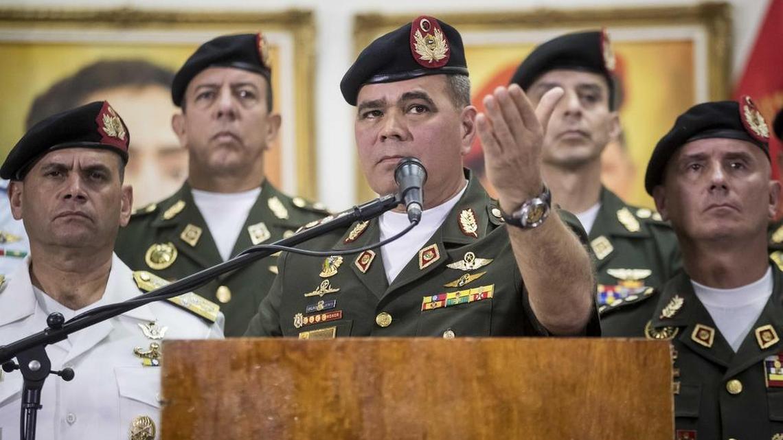 El ministro de Defensa de Venezuela, Vladimir Padrino López (c), en nombre de la Fuerza Armada Nacional Bolivariana (FANB), ofrece declaraciones el viernes 2 de febrero del 2018, en Caracas (Venezuela).