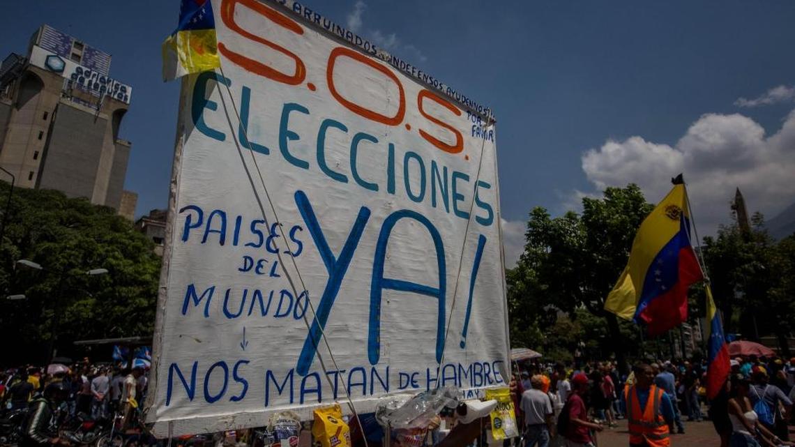 Venezolanos participan en una manifestación el miércoles 26 de abril de 2017, en Caracas (Venezuela). Las fuerzas de seguridad de Venezuela dispersaron nuevamente algunas de las marchas convocadas por la oposición en Caracas, que pretendían llegar a la sede principal de la Defensoría del Pueblo en el centro de la capital.