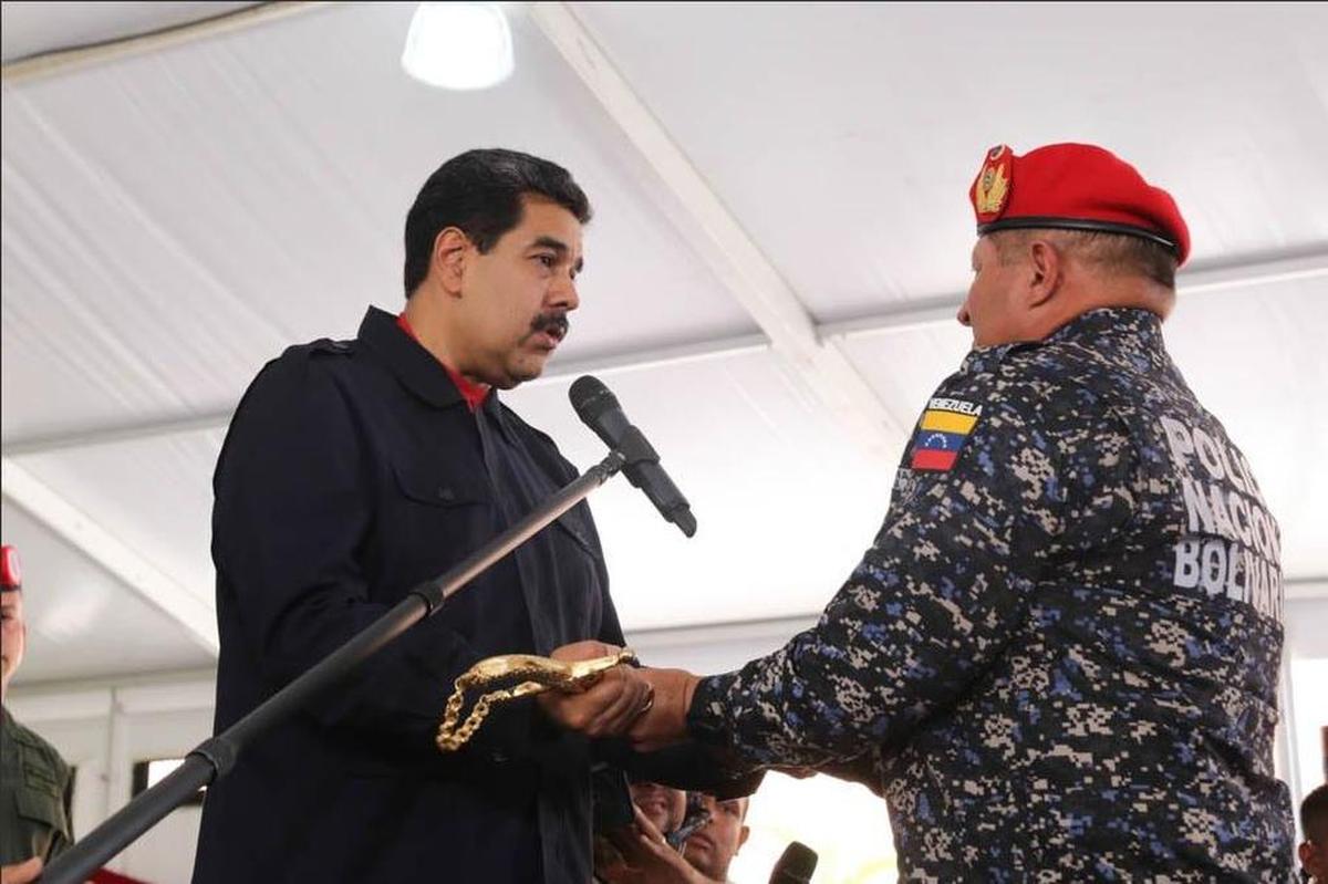 El Director Nacional de la Policía Nacional Bolivariana, Carlos Alfredo Pérez Ampueda, recibe la réplica de la espada de Bolívar el miércoles 26 de julio de 2017.