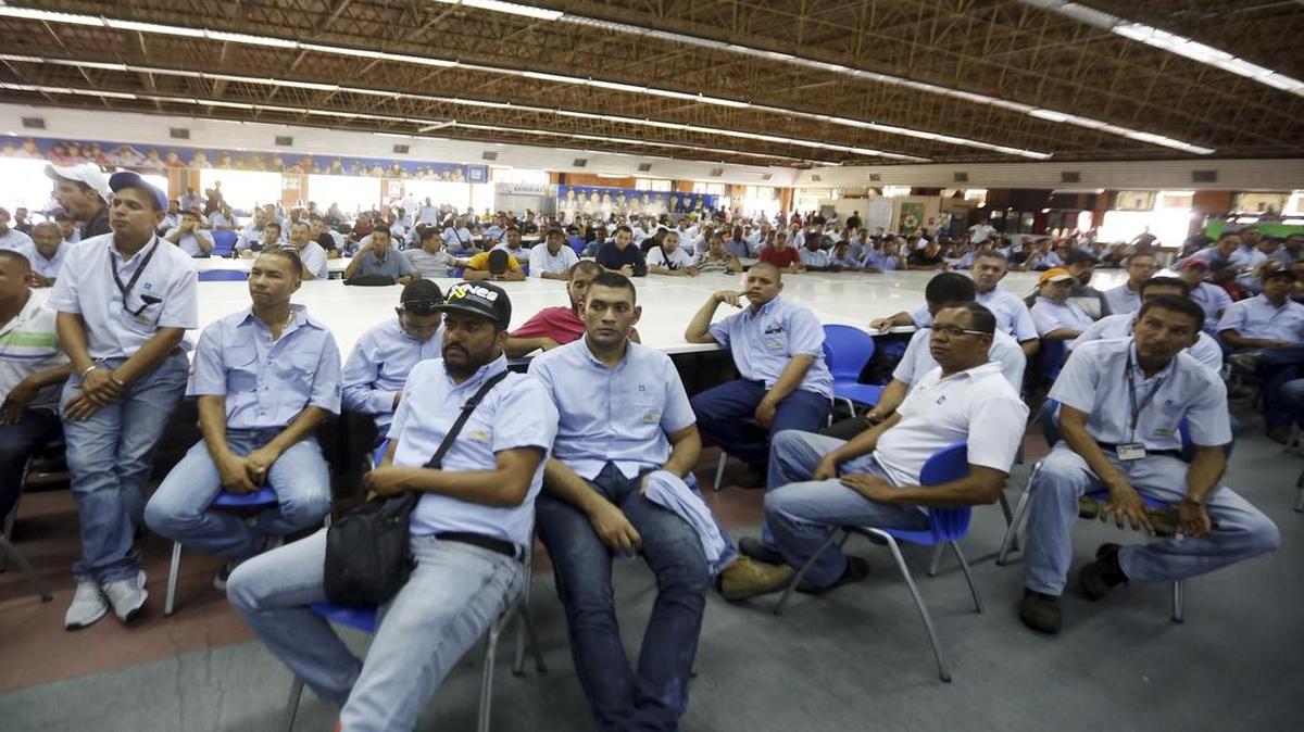 Un grupo de trabajadores de General Motors escucha a funcionarios del gobierno venezolano en la planta de la compañía en Valencia, Venezuela, el 20 de abril del 2017.
