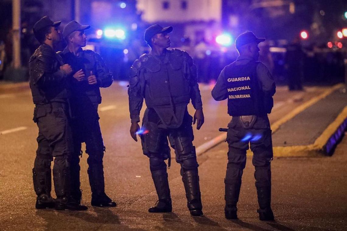 Autoridades vigilan el martes 27 de junio de 2017 los alrededores de la sede del Tribunal Supremo de Justicia (TSJ) en Caracas.