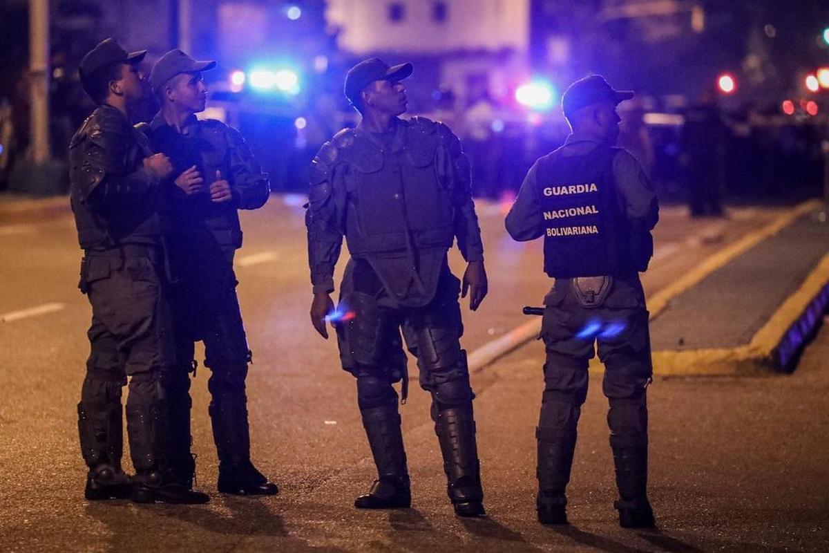Autoridades vigilan el martes 27 de junio de 2017 los alrededores de la sede del Tribunal Supremo de Justicia (TSJ) en Caracas.