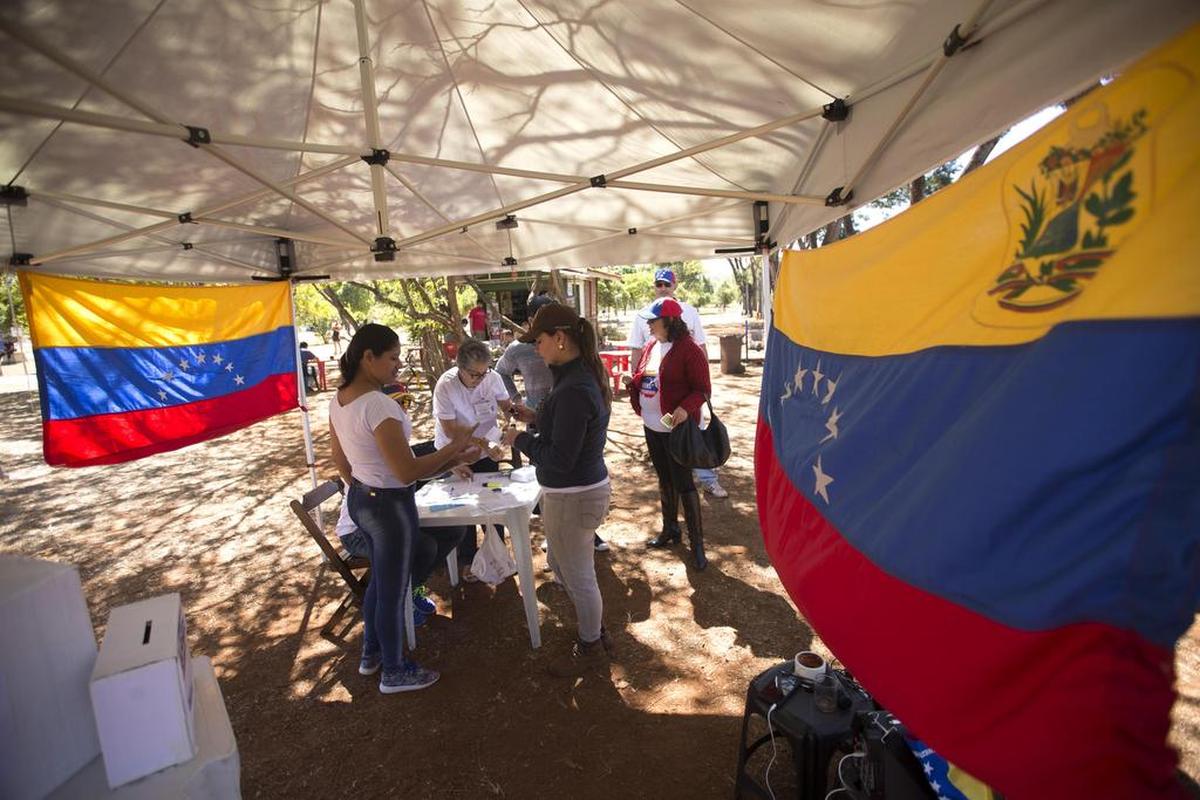 La comunidad venezolana de Brasilia vota en la calle la consulta popular impulsada por los opositores del presidente Nicolás Maduro ante la negativa del Ayuntamiento a que se realizase en un centro cívico por la falta de permisos el domingo 16 de julio de 2017, en Brasilia (Brasil).