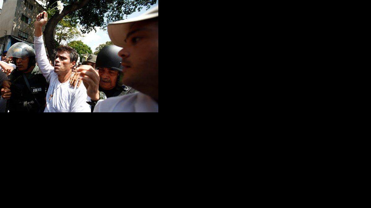 En esta imagen de archivo del 18 de febrero de 2014, el líder opositor Leopoldo López flanqueado por guardias nacionales bolivarianos en Caracas, Venezuela. Preso y acusado por el gobierno de Venezuela de terrorista, es posible que Leopoldo López no esté a la vista de todos, pero no significa que lo han olvidado.