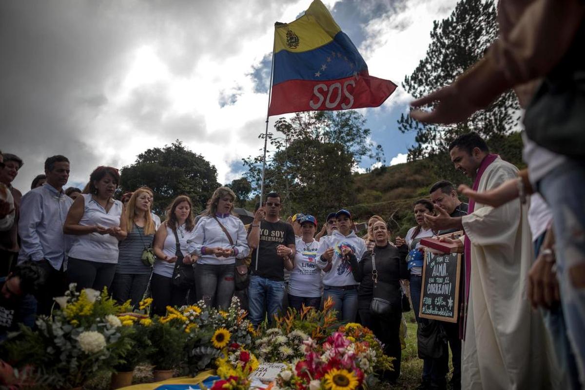 Parientes y simpatizantes del ex inspector de la Policía científica venezolana Óscar Pérez se reúnen el domingo 21 de enero de 2018, en el Cementerio del Este de Caracas (Venezuela) para honrar su memoria en el que fue enterrado por las autoridades con la presencia de solo dos de sus familiares.