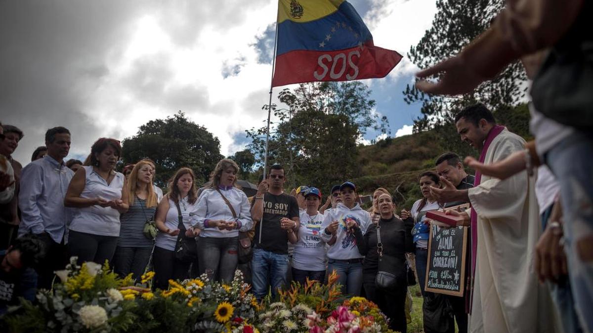 Parientes y simpatizantes del ex inspector de la Policía científica venezolana Óscar Pérez se reúnen el domingo 21 de enero de 2018, en el Cementerio del Este de Caracas (Venezuela) para honrar su memoria en el que fue enterrado por las autoridades con la presencia de solo dos de sus familiares.