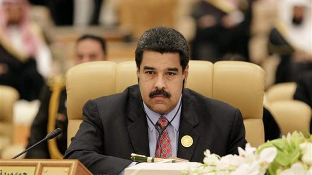 El presidente de Venezuela, Nicolás Maduro, escucha la sesión final durante la Cúmbre de Líderes Árabes y Sudamericanos en Riad, Arabia Saudí el miércoles 11 de noviembre de 2015. Dos sobrinos de la primera dama venezolana Cilia Flores fueron arrestados en Haití bajo cargos de tratar de traficar 800 kilogramos de cocaína a Estados Unidos y serán acusados formalmente en Nueva York, dijeron el miércoles tres personas familiarizadas con el caso.