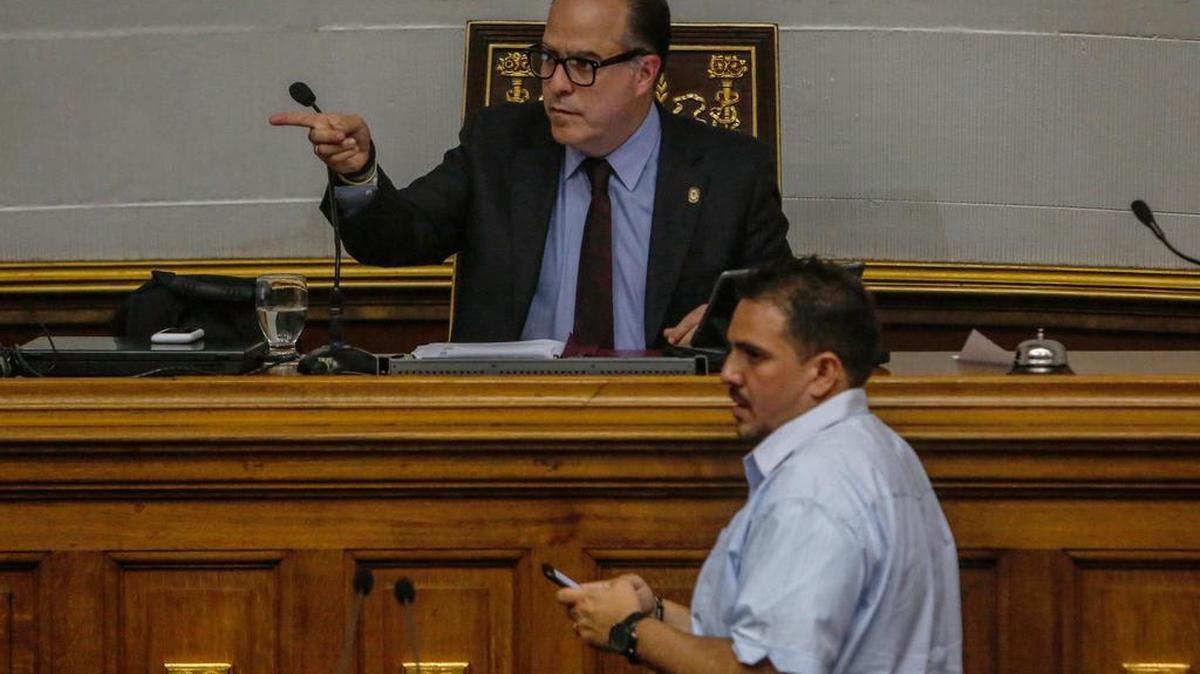 El presidente de la la Asamblea Nacional, el diputado Julio Borges (c), habla junto al diputado Stalin González (d) durante una sesión de la Asamblea Nacional el martes 6 de mayo de 2017, en Caracas (Venezuela).