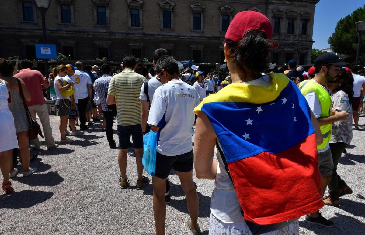 Residentes venezolanos en Madrid esperan para participar en un plebiscito celebrado en la Puerta del Sol de Madrid el 16 de julio de 2017 .