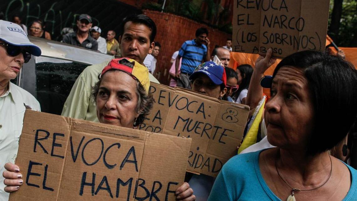 Opositores venezolanos participan en una marcha el miércoles 27 de julio de 2016, en Caracas (Venezuela).