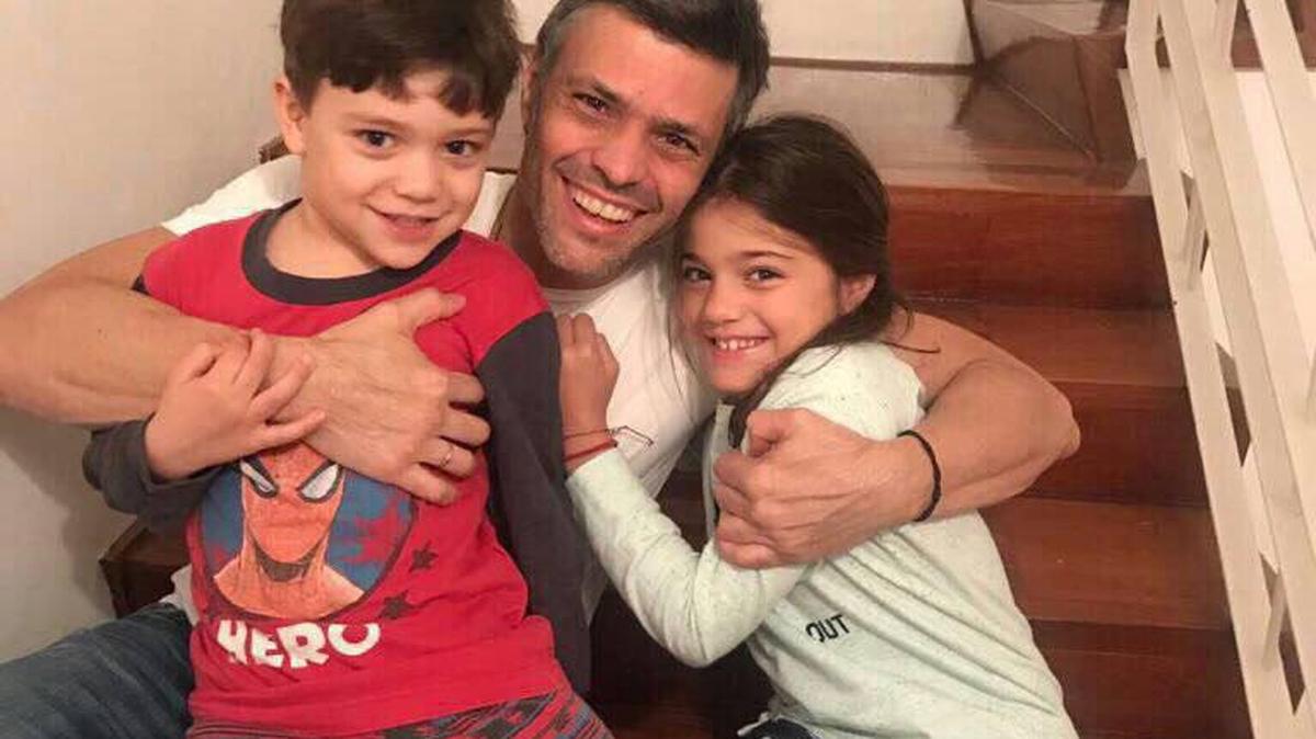 Reunido con sus hijos Santiago y Manuela luego de estar en la cárcel más de tres años.