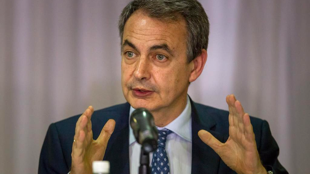 El ex presidente del gobierno español José Luis Rodríguez Zapatero llega a una rueda de prensa el 19 de mayo del 2016, en Caracas, Venezuela.