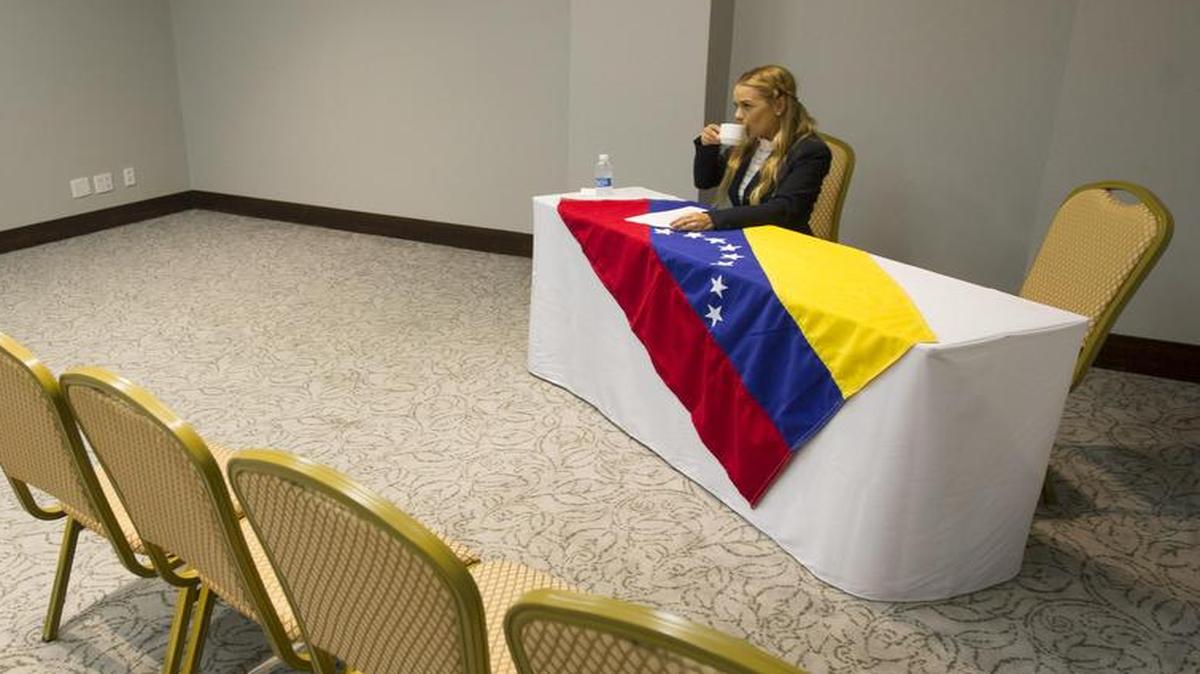 La venezolana Lilian Tintori, asiste el jueves 11 de mayo de 2017, a una entrevista con Efe en un hotel en Brasilia (Brasil).