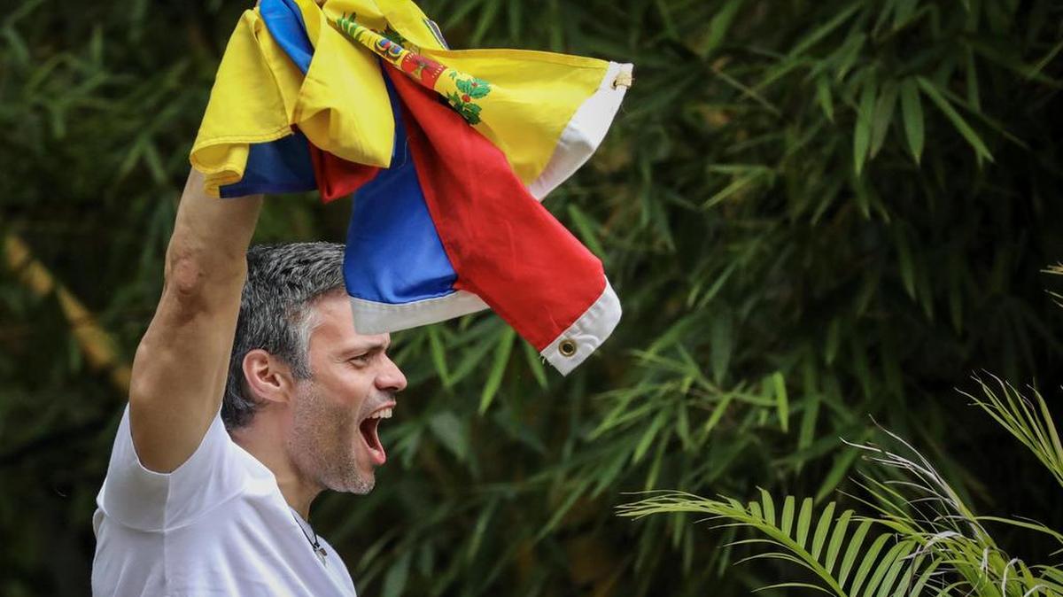 El opositor venezolano Leopoldo López saluda a seguidores el sábado 8 de julio de 2017, en la entrada de su casa en Caracas (Venezuela).