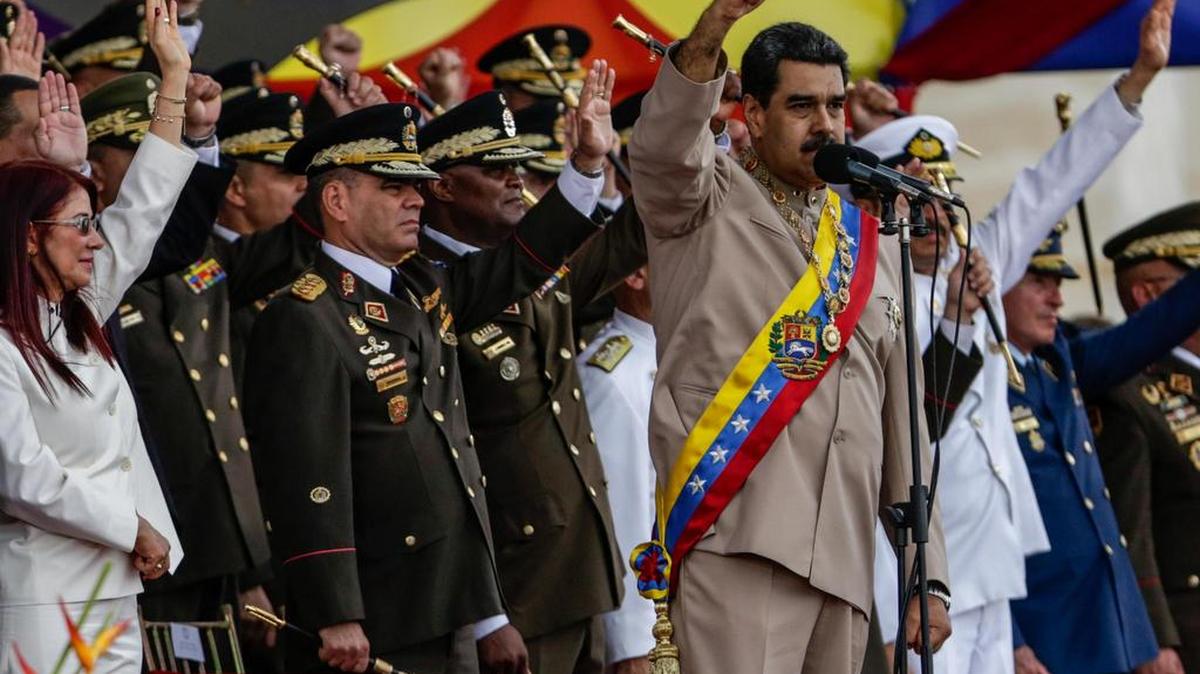 El presidente de Venezuela, Nicolás Maduro Moros (d), dirige el acto para conmemorar el día de la Batalla de Carabobo el sábado 24 de junio de 2017, en Caracas (Venezuela).