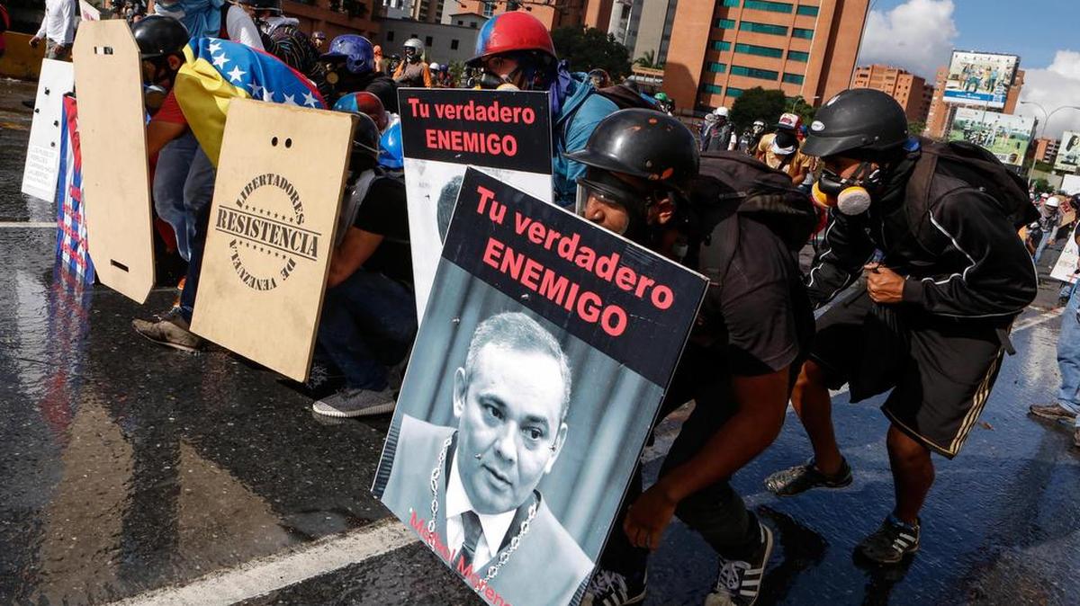 Manifestantes opositores se enfrentan a integrantes de la Guardia Nacional Bolivariana (GNB) luego de una marcha contra la elección de la Asamblea Nacional Constituyente el sábado 10 de junio de 2017, en Caracas, Venezuela.