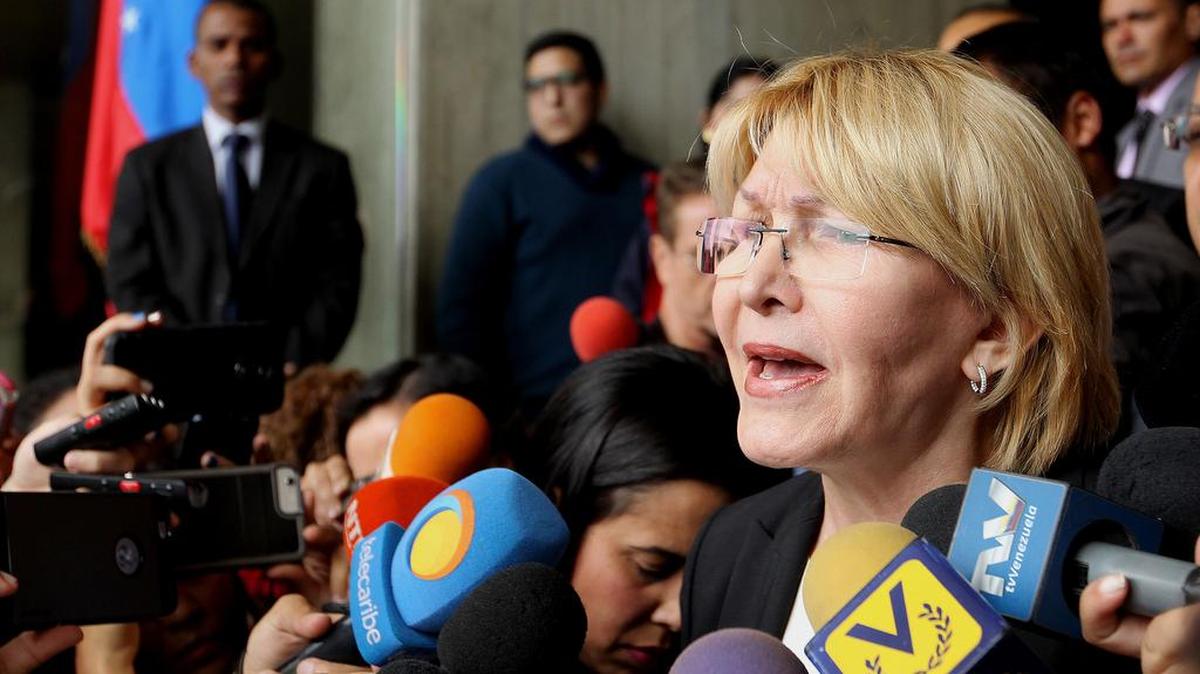 La fiscal general de Venezuela, Luisa Ortega Díaz, habla a la prensa el 1 de Junio de 2017, en Caracas, Venezuela.