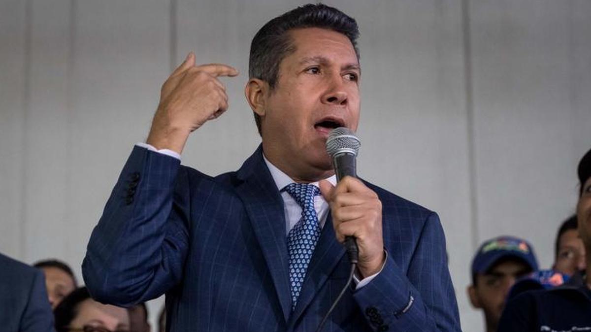 El aspirante a las presidenciales venezolanas Henri Falcón (c) participa en un acto del partido político Avanzada Progresista, el miércoles 24 de enero del 2018, en Caracas (Venezuela).