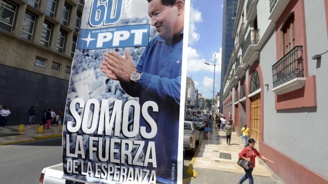 Un cartel de propaganda electoral mostrando la imagen de Hugo Chávez busca reforzar la idea de la fuerza del chavismo para las elecciones legislativas del 6 de diciembre.
