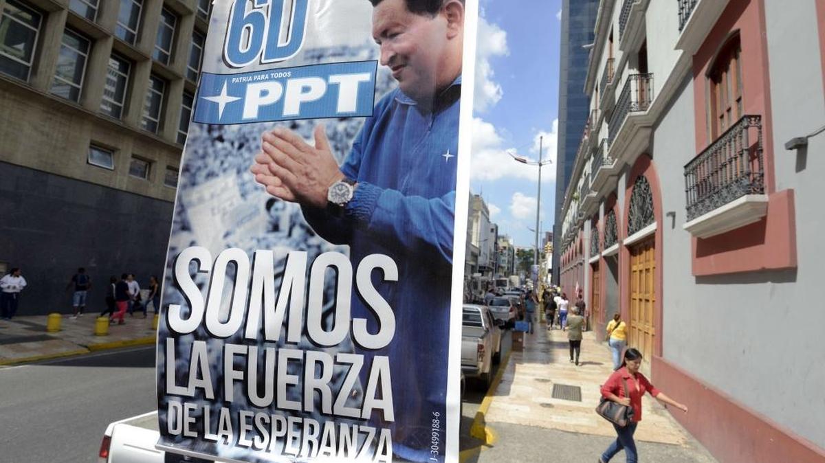 Un cartel de propaganda electoral mostrando la imagen de Hugo Chávez busca reforzar la idea de la fuerza del chavismo para las elecciones legislativas del 6 de diciembre.