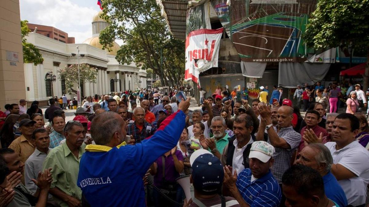 Miembros del Parlamento Comunal Nacional de Venezuela participan en una sesión hoy, lunes 4 de enero de 2016, en Caracas (Venezuela). Aunque este nuevo parlamento está estipulado en las leyes venezolanas, concretamente en la Ley de las Comunas, fue instalado por primera vez el 15 de diciembre pasado, nueve días después de que la oposición al Gobierno del presidente Nicolás Maduro ganó 112 de los 167 escaños de la AN, y la mayoría de ellos asumirá este martes. El Parlamento Comunal Nacional de Venezuela no usurpa las funciones de la unicameral Asamblea Nacional (AN), que este martes se instalará con mayoría opositora por primera vez en tres lustros, aseguró hoy la ministra de las Comunas, Isis Ochoa.