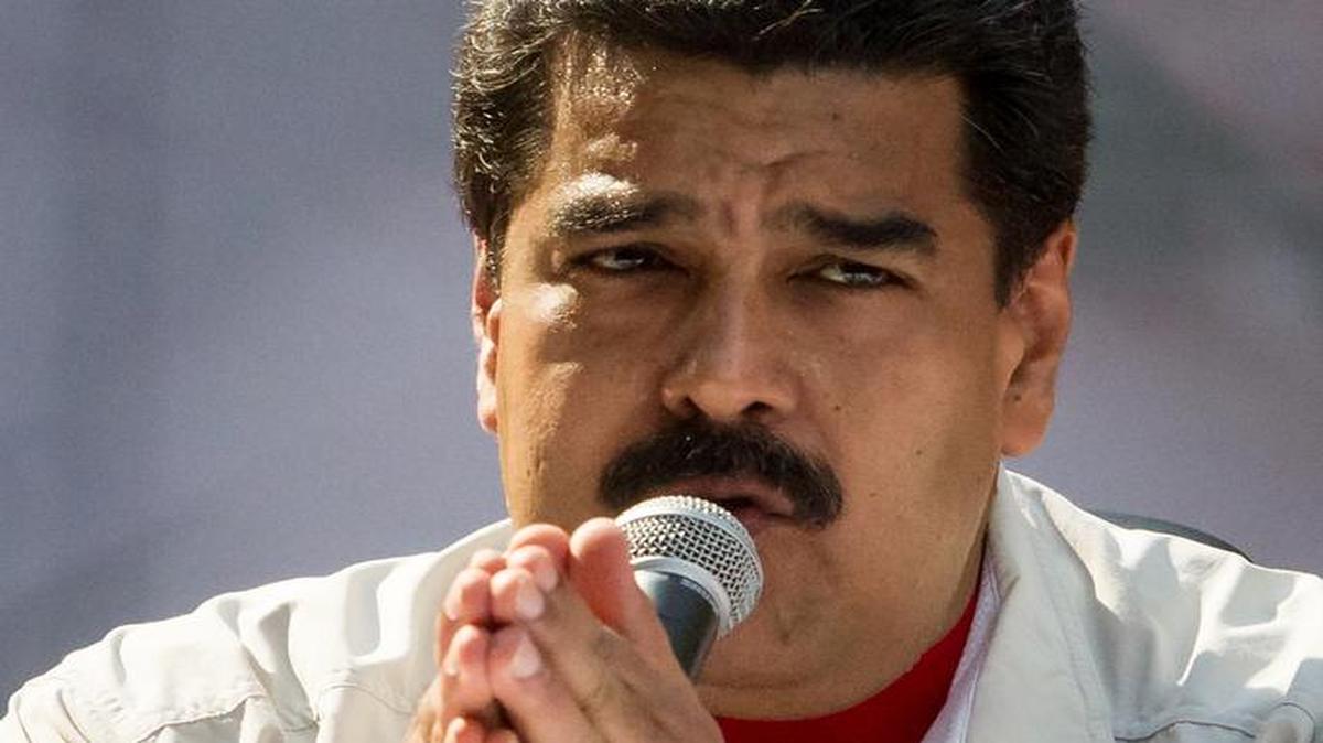 “Es la hora de defender esta patria, les toca defender a ustedes que la patria continúe con la educación pública, gratuita, de calidad, rumbo al siglo 21 o que se acabe todo, una de dos”, dijo el presidente de Venezuela Nicolás Maduro.