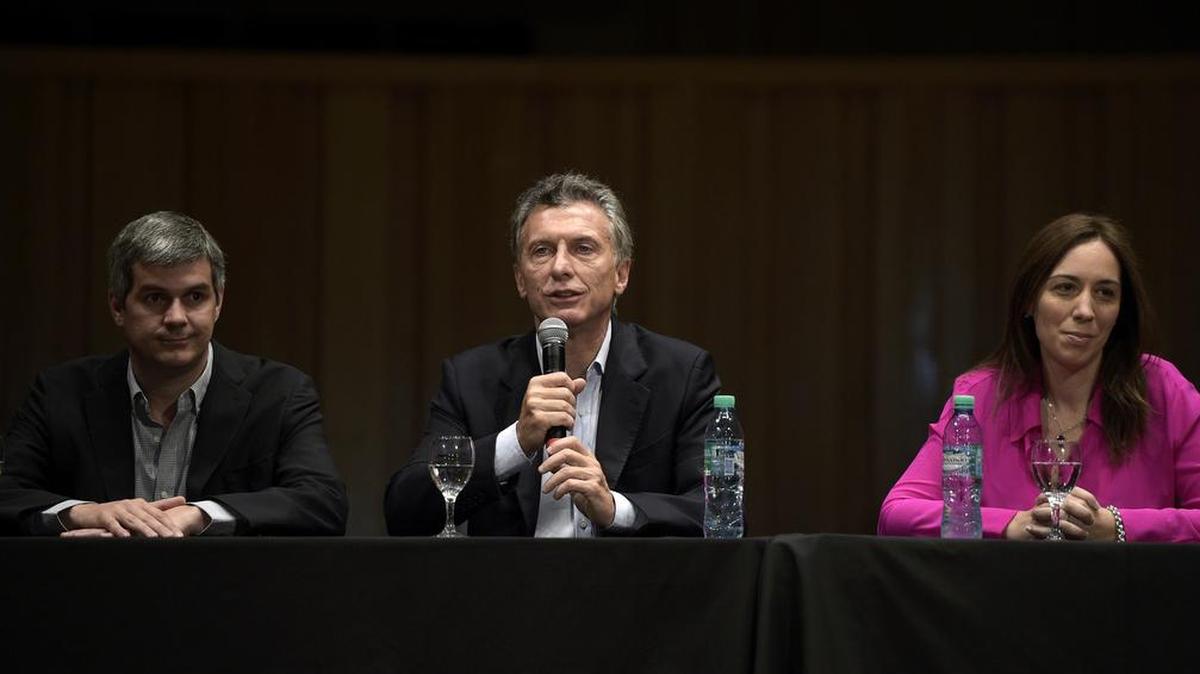 El presidente eleceto de Argentina, Mauricio Macri durante una conferencia de prensa junto a su jefe de campaña, Marcos Pena y la gobernadora electa de Buenos Aires, María Eugenia Vidal.