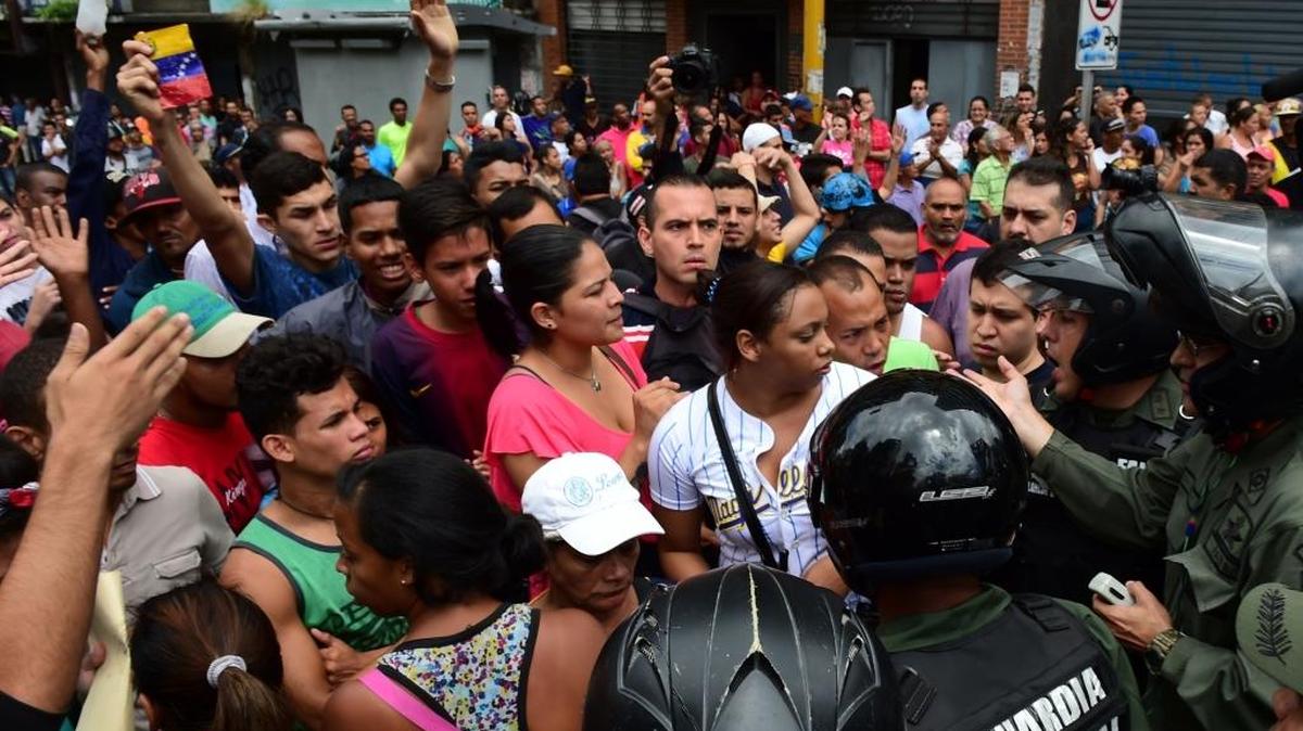Miles de venezolanos se lanzaron este jueves a las calles agobiados por la enorme escasez de comida y medicinas.
