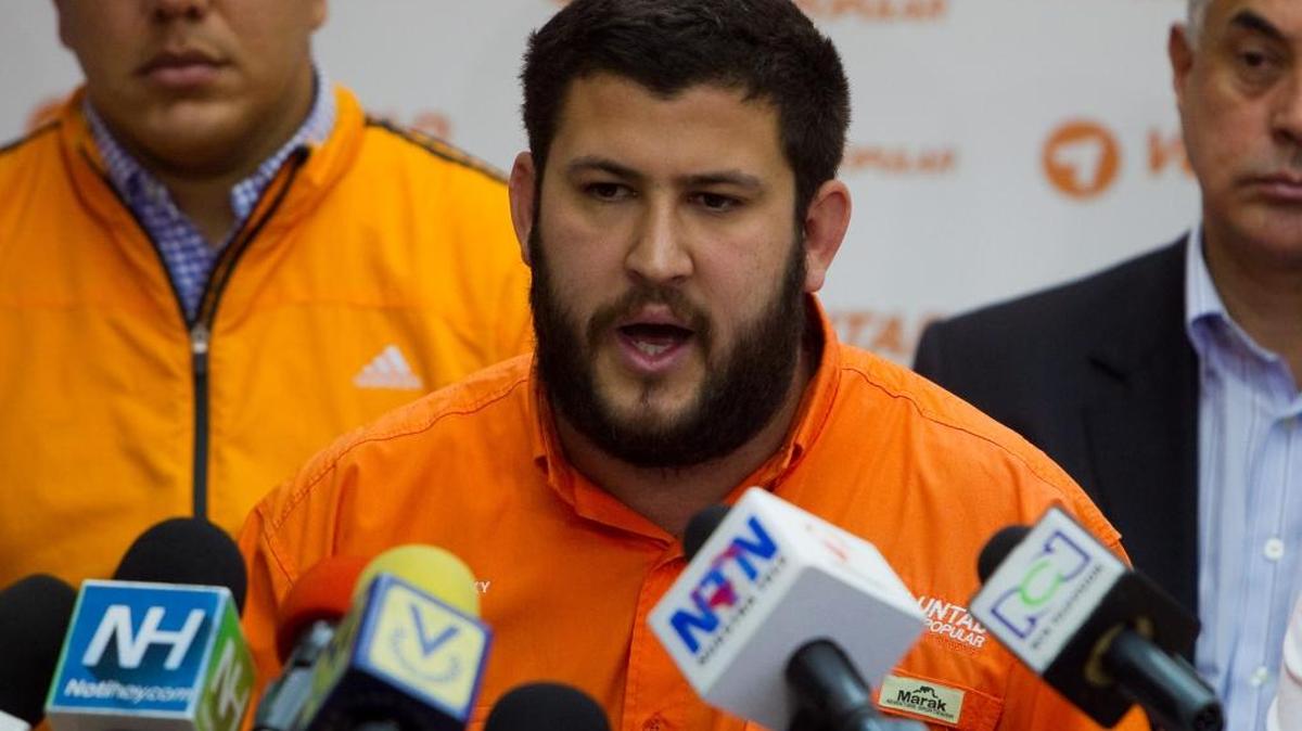Fotografía de archivo del 5 de junio del 2014, del alcalde del municipio caraqueño El Hatillo, el dirigente opositor David Smolansky, hablando en una rueda de prensa en la sede del partido político "Voluntad Popular, en Caracas (Venezuela). Smolansky, denunció hoy, lunes 15 de febrero de 2016, en Twitter, que su residencia fue asaltada anoche por desconocidos que huyeron con algunas pertenencias y rayaron paredes con consignas antisemitas, "Sionista de mierda", dice en la pared de mi hogar", escribió el alcalde en la red social.