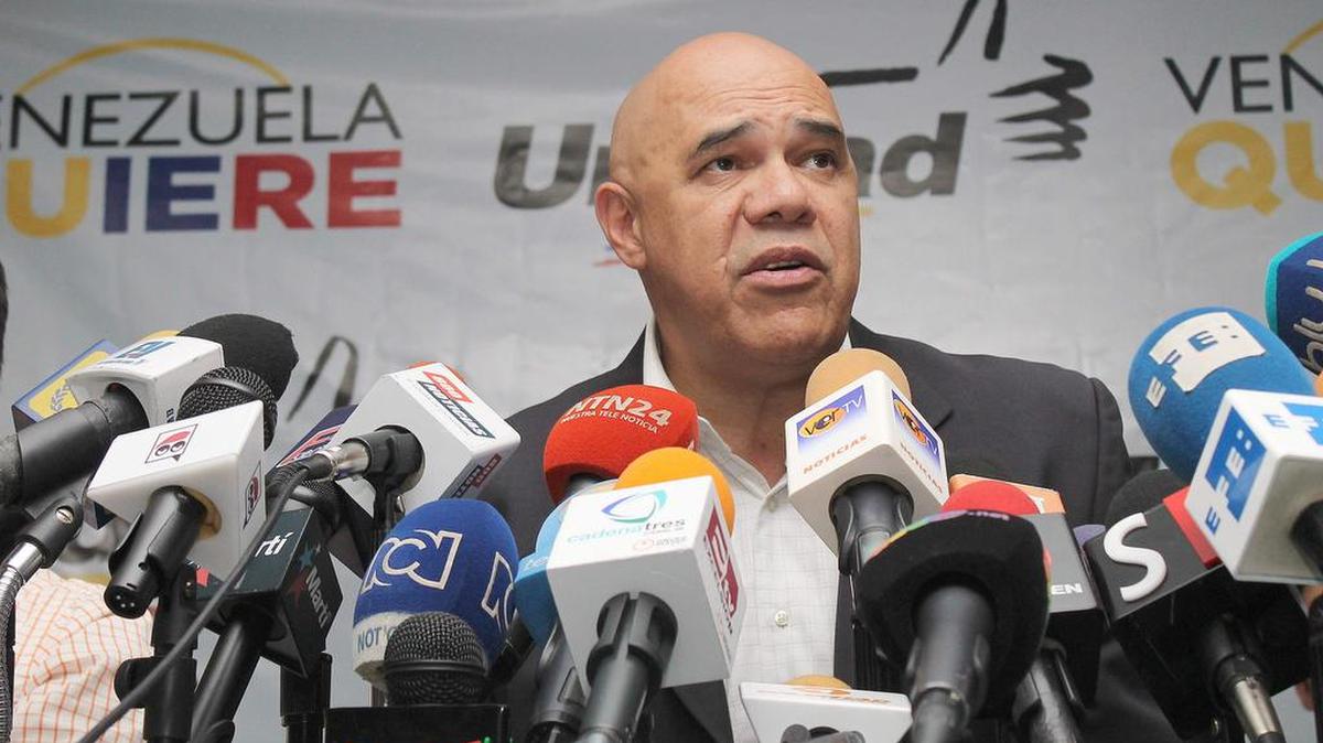 
Fotografía cedida por la oficina de prensa del movimiento político de Voluntad Popular (VP) donde se observa al secretario de la Mesa de Unidad Democrática (MUD) Jesus Torrealba hablando durante una rueda de prensa el martes 15 de septiembre del 2015, en Caracas (Venezuela).  
