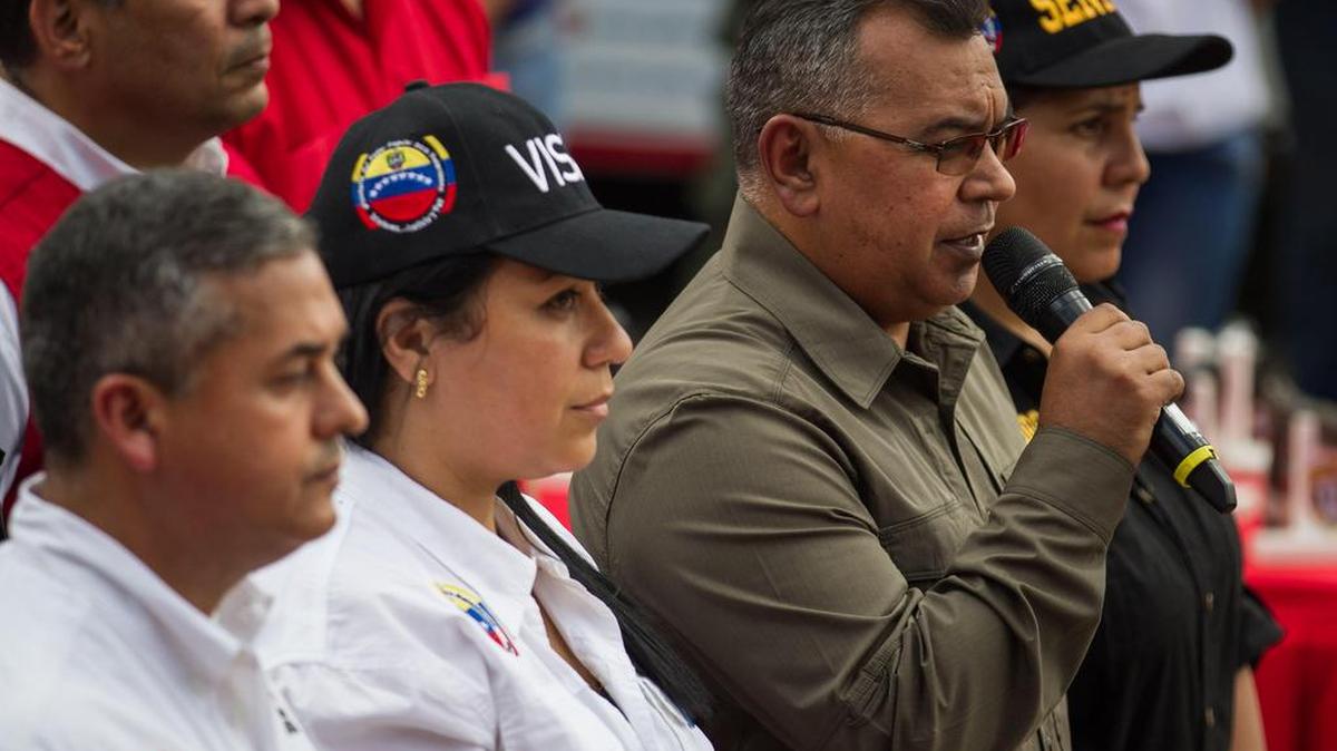 El ministro del Interior y Justicia venezolano, Néstor Reverol (2d), participa en un acto de destrucción de armas por parte del Servicio Nacional para el Desarme (Senades), en el marco de un acto de desarme voluntario, este jueves 8 de septiembre del 2016, en la ciudad de Caracas (Venezuela).