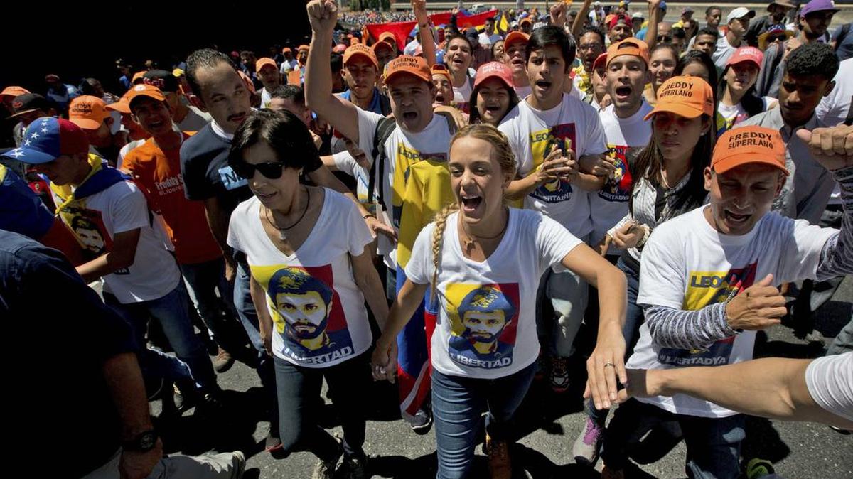 Lilian Tintori, centro derecha, esposa del líder de la oposición encarcelado Leopoldo López y la madre de López, Antonieta Mendoza, centro izquierda, durante un mitin en Caracas, Venezuela, sábado 18 de febrero de 2017. Foto de archivo.