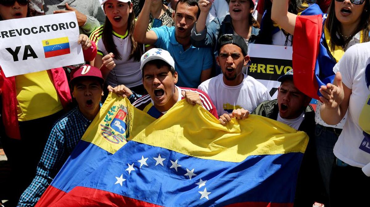 Un grupo de venezolanos residentes en Bogotá se congregan el sábado 3 de septiembre de 2016, en el Monumento a los Héroes de Bogotá (Colombia) para exigir la revocatoria de Nicolás Maduro.