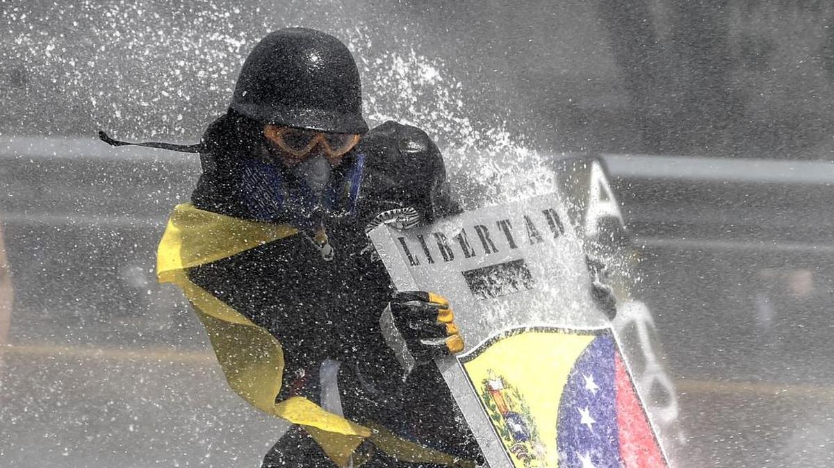 Manifestantes venezolanos protestan en las calles el miércoles armados con "cócteles Poopootov", frascos llenos de excrementos.