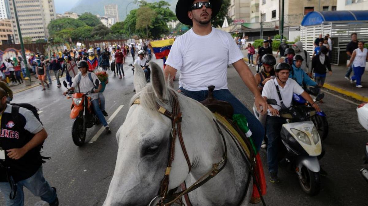Venezolanos salieron a protestar contra el gobierno de Nicolás Maduro en cualquier modo de transporte, incluso en caballos, como se ve en esta marcha el sábado en Caracas.