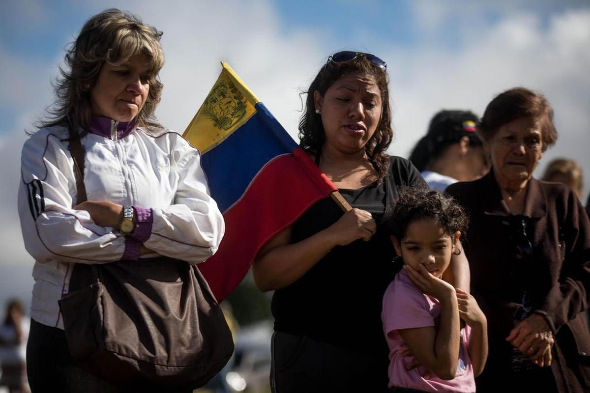 Parientes y simpatizantes del ex inspector de la Policía científica venezolana Óscar Pérez se reúnen el domingo 21 de enero de 2018, en el Cementerio del Este de Caracas (Venezuela) para honrar su memoria en el que fue enterrado por las autoridades con la presencia de solo dos de sus familiares.