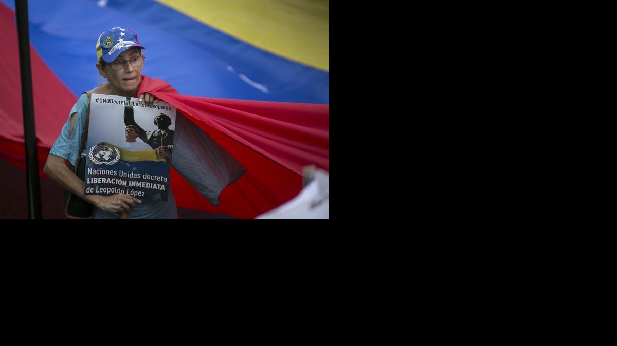 
Una mujer participa en la marcha convocada por la Mesa de la Unidad Democrática (MUD) en contra de la violencia y la inseguridad, el sábado 18 de octubre de 2014, en la ciudad de Caracas (Venezuela). Los venezolanos marcharon hoy en las calles de la capital venezolana en contra de la violencia, divididos entre los chavistas, que promovieron su rechazo al terrorismo, y los opositores, que protestaron por la inseguridad en el país suramericano.
