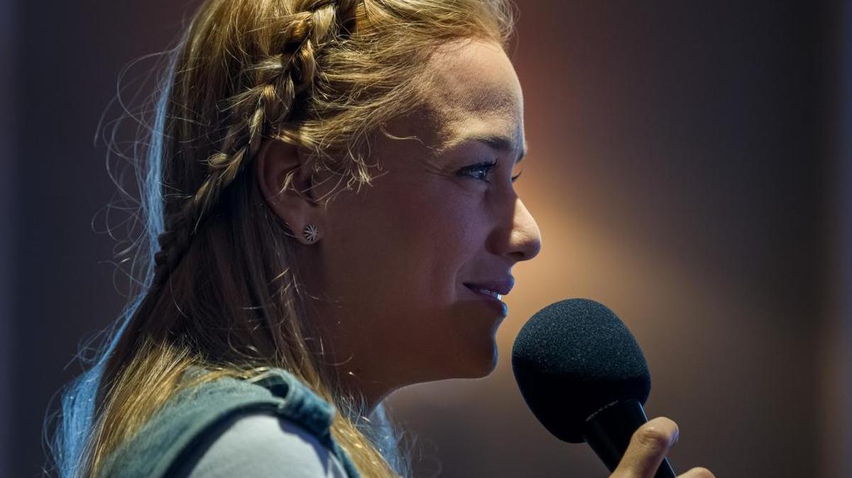 Lilian Tintori, esposa del opositor venezolano Leopoldo López, preso desde febrero de 2014 acusado de actividades violentas, sostiene el viernes 27 de mayo de 2016, una reunión con familiares de presos venezolanos en Caracas (Venezuela).
