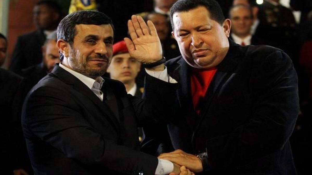 
El líder venezolano Hugo Chávez (der) saluda al entonces presidente iraní Mahmud Ahmadineyad durante una visita a Caracas en junio del 2012.
